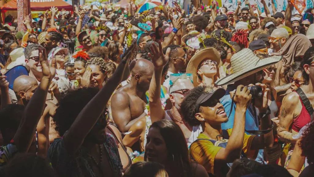O Banho de Mar à Fantasia, um dos mais simbólicos eventos do pré-Carnaval de Salvador, será realizado neste domingo (8),