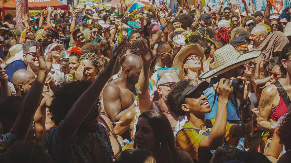 O Banho de Mar à Fantasia, um dos mais simbólicos eventos do pré-Carnaval de Salvador, será realizado neste domingo (8),