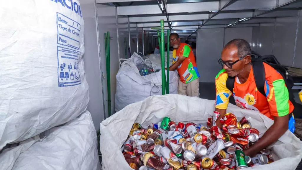 segundo dados da Secretaria de Turismo do Estado, ampliando a geração de resíduos, o consumo de água e a pressão sobre os