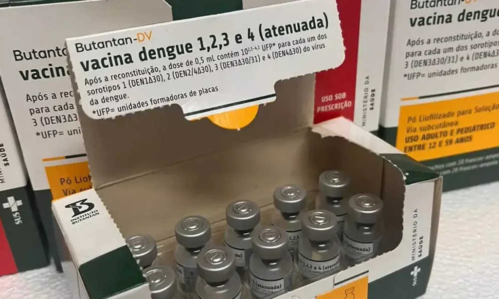 A Secretaria da Saúde do Estado da Bahia (Sesab) iniciou a distribuição da primeira remessa da vacina contra a dengue produzida