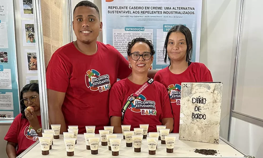 Samara Pereira e Yêgo Gabriel, do Colégio Estadual de Tempo Integral Leila Janaína Brito Gonçalves, de Presidente Dutra, criaram um repelente