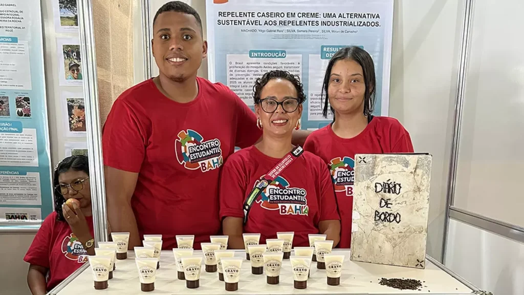 Samara Pereira e Yêgo Gabriel, do Colégio Estadual de Tempo Integral Leila Janaína Brito Gonçalves, de Presidente Dutra, criaram um repelente