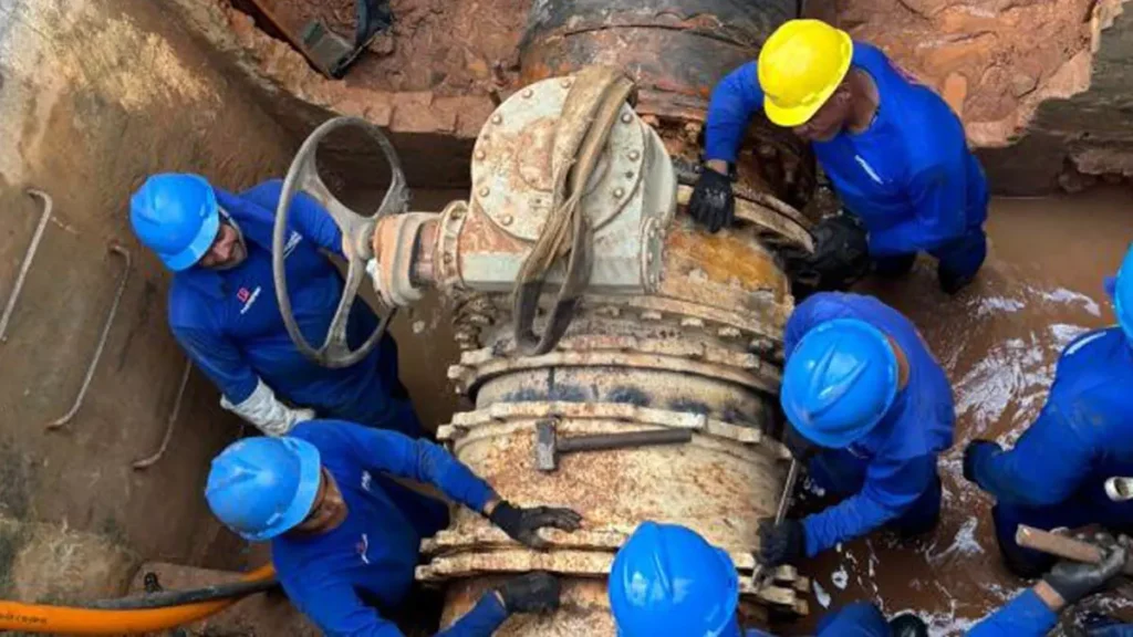Para possibilitar o reparo emergencial de uma adutora, o abastecimento de água foi interrompido, na manhã de hoje (24),