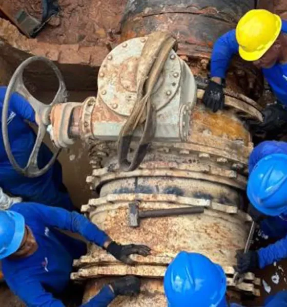 Para possibilitar o reparo emergencial de uma adutora, o abastecimento de água foi interrompido, na manhã de hoje (24),