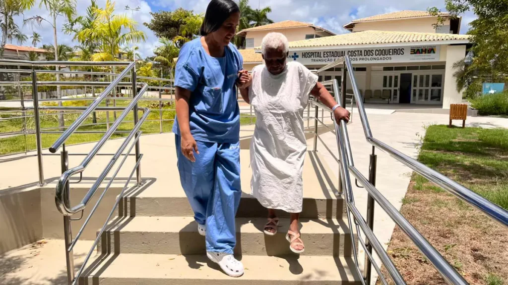 Com apenas três meses de funcionamento, o Hospital Estadual Costa dos Coqueiros (HECC), unidade da Secretaria da Saúde da Bahia