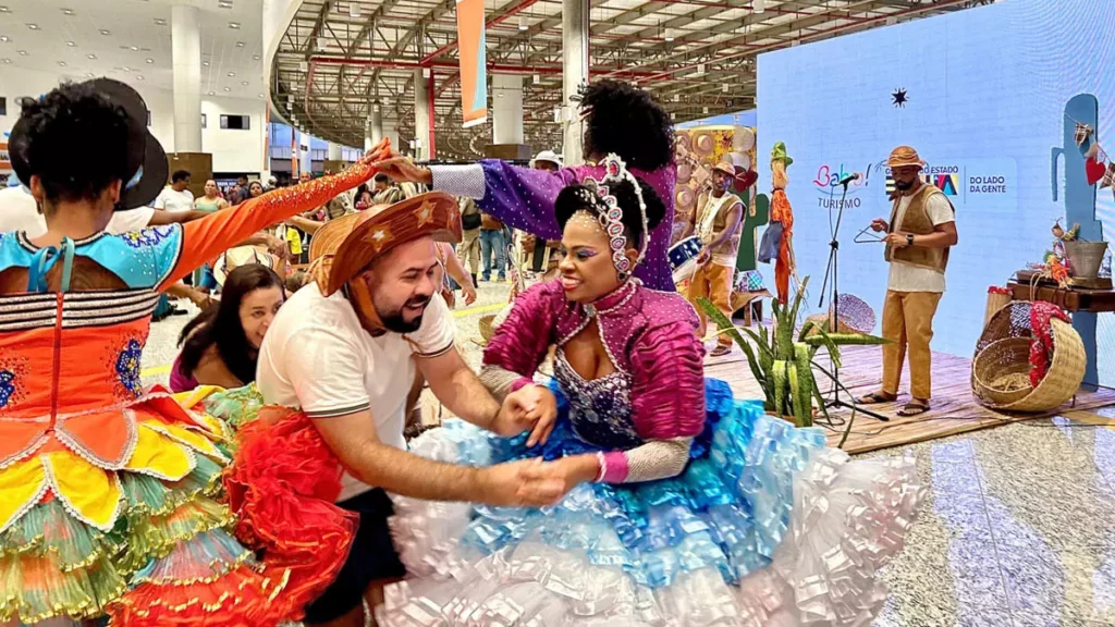 Após o sucesso do Carnaval da Bahia, que registrou recorde na atração de turistas (3,8 milhões) e na receita gerada (R$ 8,1 bilhões),