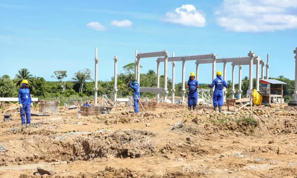 Roberta Santana, inspecionou nesta sexta-feira (30) as obras do Hospital e Maternidade Regional Costa do Dendê,