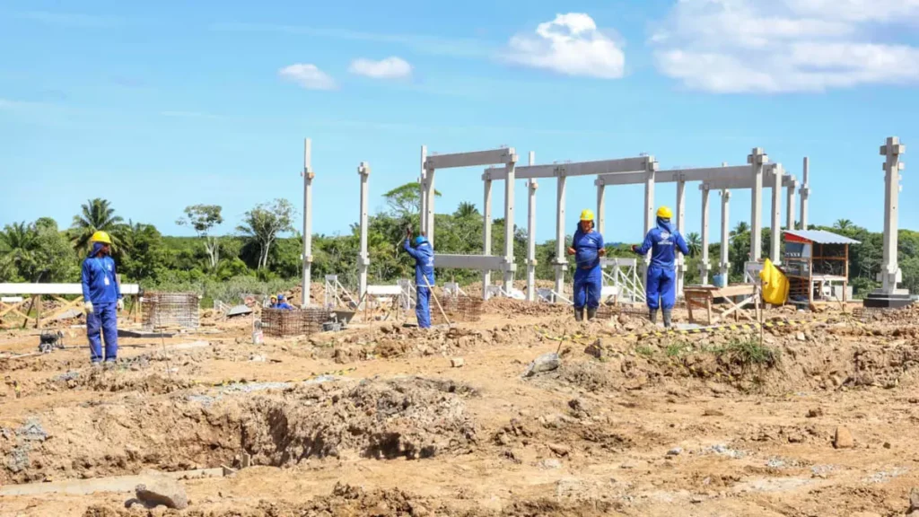 Roberta Santana, inspecionou nesta sexta-feira (30) as obras do Hospital e Maternidade Regional Costa do Dendê,