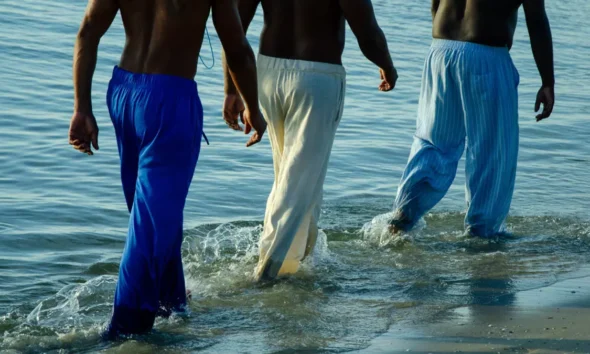 O que significa ser um homem negro na Bahia? Essa é a pergunta que move "Pássaros Azuis: O Universo Masculino é uma gaiola",