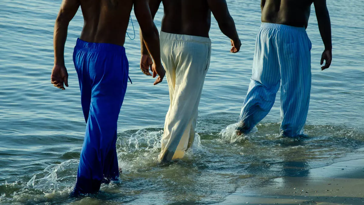 O que significa ser um homem negro na Bahia? Essa é a pergunta que move "Pássaros Azuis: O Universo Masculino é uma gaiola",