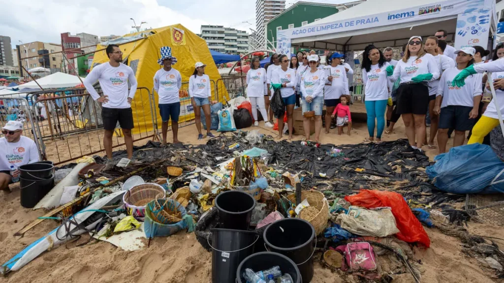 que resultou na retirada de cerca de 250 kg de resíduos da faixa de areia e do mar. A iniciativa antecedeu as comemorações da segunda-feira