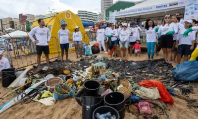 que resultou na retirada de cerca de 250 kg de resíduos da faixa de areia e do mar. A iniciativa antecedeu as comemorações da segunda-feira