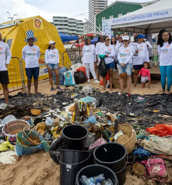 que resultou na retirada de cerca de 250 kg de resíduos da faixa de areia e do mar. A iniciativa antecedeu as comemorações da segunda-feira