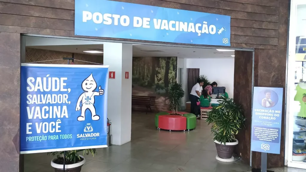 Nesta terça-feira (3), a Secretaria de Saúde, em parceria com o Shopping Piedade, promove uma campanha de vacinação para atualização