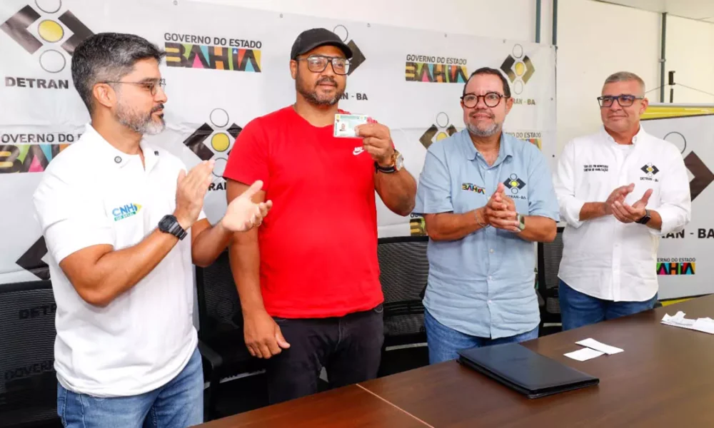 oficialmente o primeiro documento emitido no novo formato na Bahia, ao soldador André Ricardo, certificado nas categorias A e B.