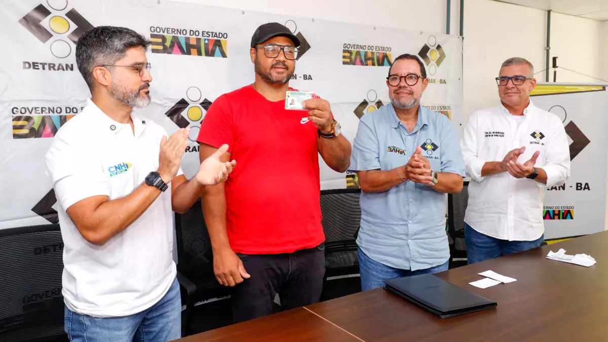 oficialmente o primeiro documento emitido no novo formato na Bahia, ao soldador André Ricardo, certificado nas categorias A e B.