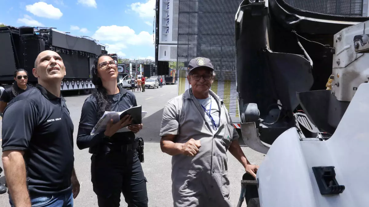 (Detran-BA), em ação conjunta com órgãos estaduais, federais e municipais, iniciou as vistorias dos trios elétricos,