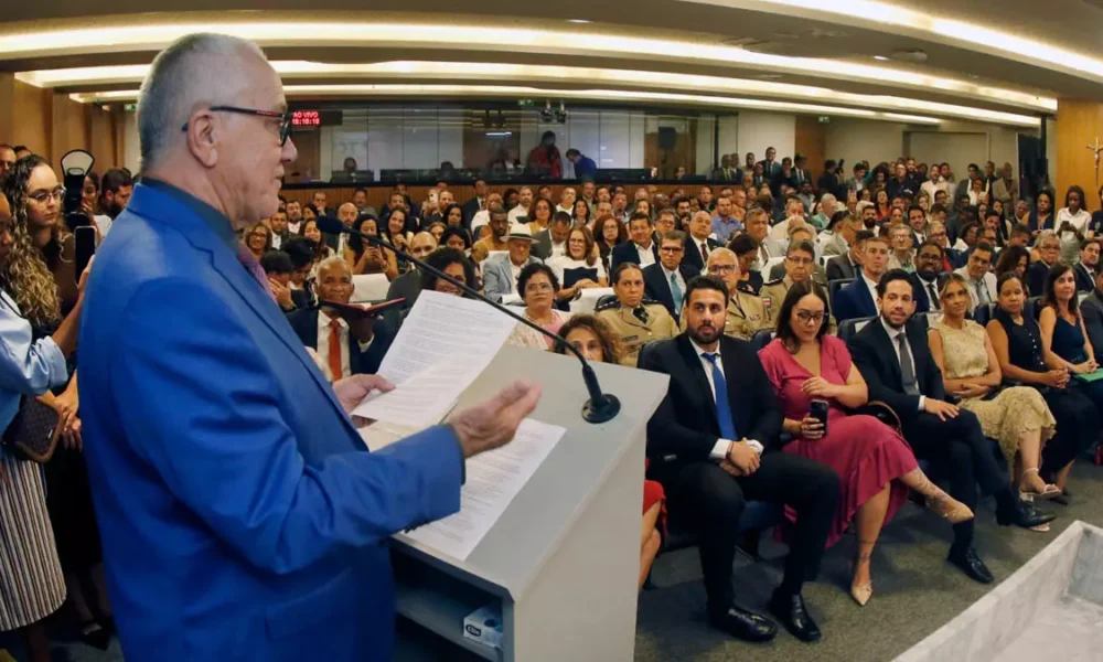na tarde desta segunda-feira (9), a posse do novo conselheiro do Tribunal de Contas do Estado da Bahia (TCE-BA), Josias Gomes.