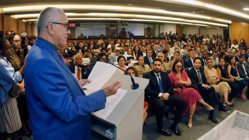 na tarde desta segunda-feira (9), a posse do novo conselheiro do Tribunal de Contas do Estado da Bahia (TCE-BA), Josias Gomes.