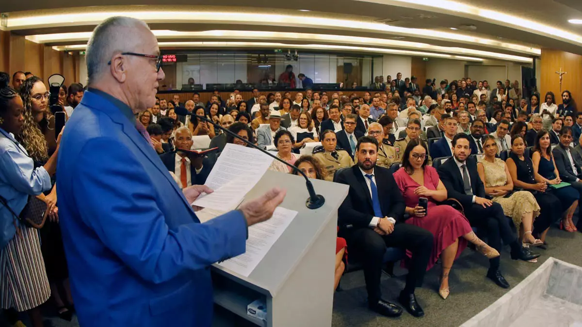 na tarde desta segunda-feira (9), a posse do novo conselheiro do Tribunal de Contas do Estado da Bahia (TCE-BA), Josias Gomes.