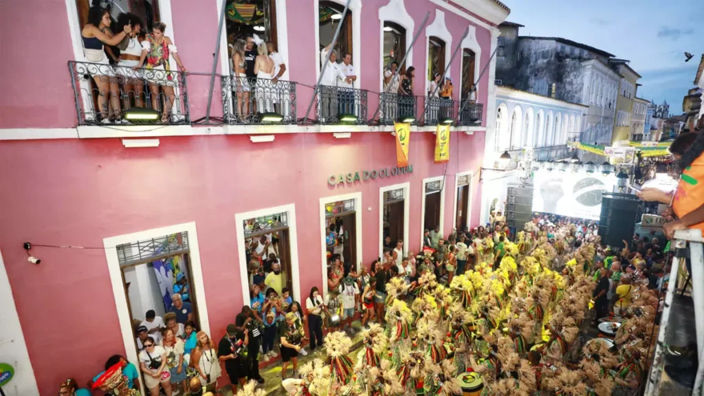 O Bloco Olodum transformou a noite desta sexta-feira (13) em um espetáculo de cores, ritmo e ancestralidade ao subir a ladeira
