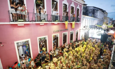 O Bloco Olodum transformou a noite desta sexta-feira (13) em um espetáculo de cores, ritmo e ancestralidade ao subir a ladeira