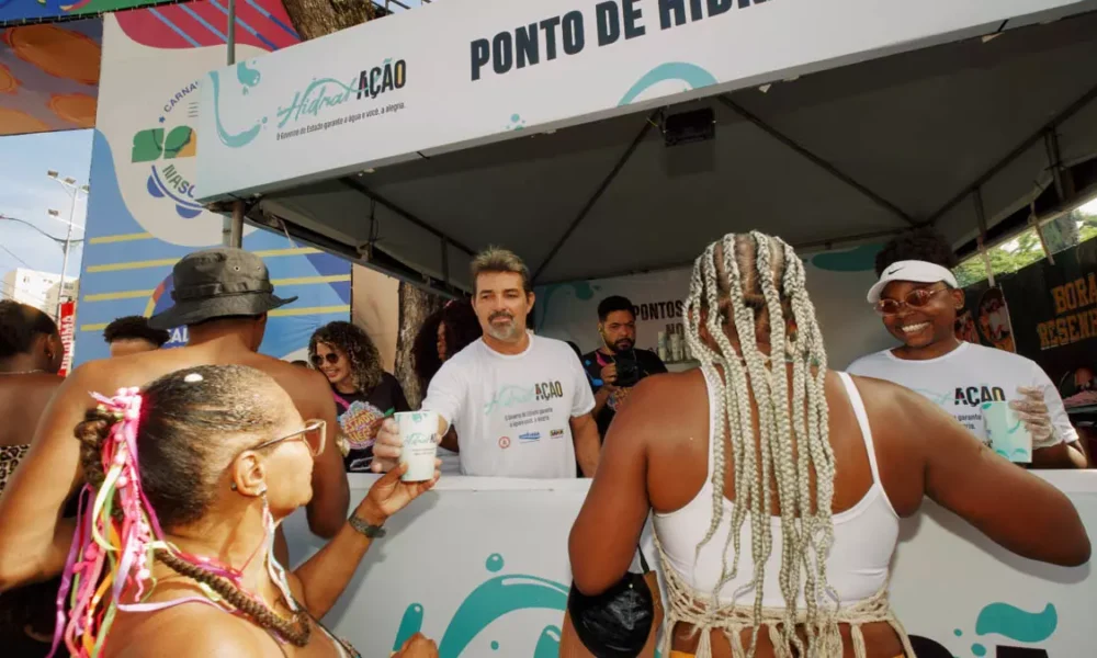 O Governo da Bahia deve distribuir mais de 70 mil litros de água potável durante o Carnaval 2026 por meio do projeto HidratAção,