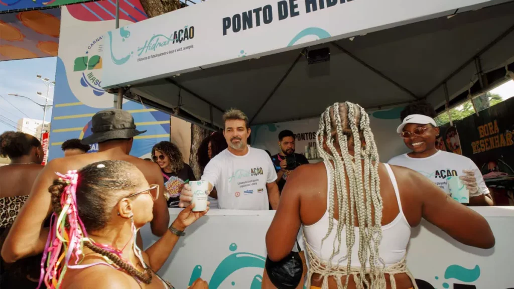 O Governo da Bahia deve distribuir mais de 70 mil litros de água potável durante o Carnaval 2026 por meio do projeto HidratAção,