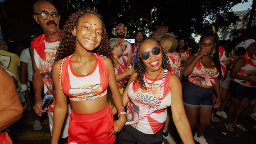 O Bloco Apaxes do Tororó integrou a programação do Carnaval da Bahia 2026 no Circuito Osmar, levando ao Campo Grande manifestações