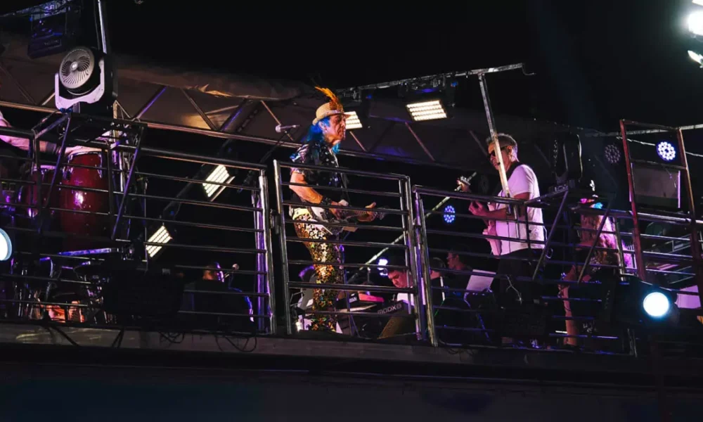 A banda Armandinho, Dodô e Osmar, comandada pelos Irmãos Macêdo, celebrou os 75 anos da invenção do trio elétrico com um desfile