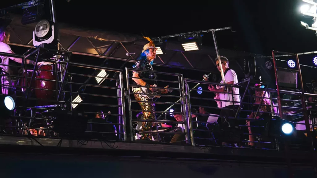 A banda Armandinho, Dodô e Osmar, comandada pelos Irmãos Macêdo, celebrou os 75 anos da invenção do trio elétrico com um desfile