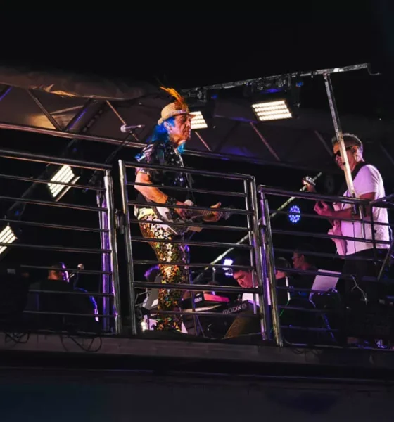 A banda Armandinho, Dodô e Osmar, comandada pelos Irmãos Macêdo, celebrou os 75 anos da invenção do trio elétrico com um desfile