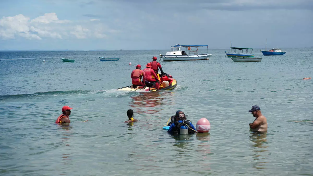 Corpo de Bombeiros mantém postos de guarda-vidas ao longo de toda a costa. O atendimento é prioritariamente preventivo,
