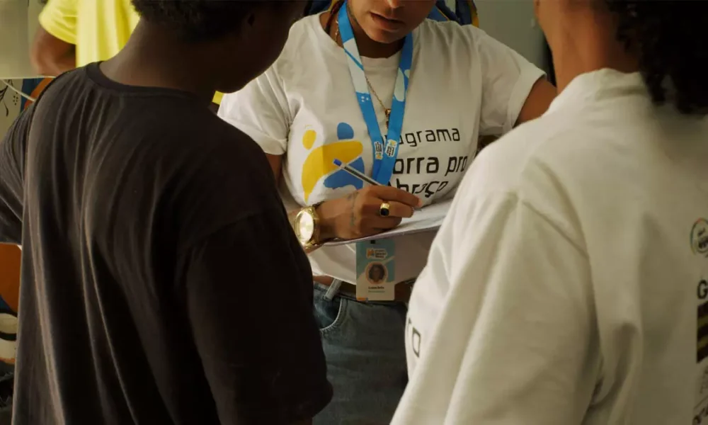 O Corra pro Abraço, programa da Secretaria de Assistência e Desenvolvimento Social da Bahia (Seades), atua no Carnaval 2026