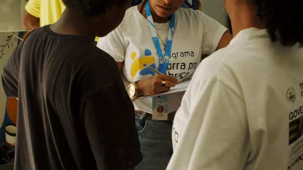 O Corra pro Abraço, programa da Secretaria de Assistência e Desenvolvimento Social da Bahia (Seades), atua no Carnaval 2026