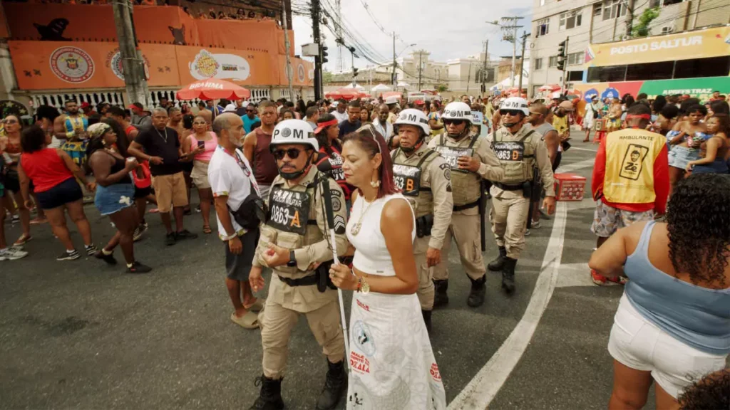 chama atenção no Carnaval da Bahia 2026: a Patrulha Inclusiva. A iniciativa inédita do Governo do Estado chega aos circuito