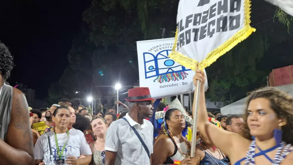 O Carnaval de Salvador 2026 reafirmou que a maior festa popular do mundo é, de fato, para todos. Pessoas com deficiência marcaram presença