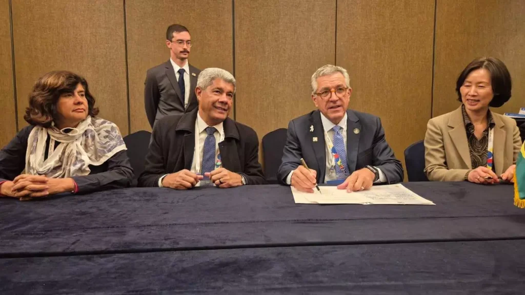 Para iniciar o processo de produção de biomedicamentos destinados ao tratamento de diversos tipos de câncer e doenças raras na Bahia,