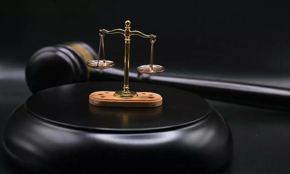 Que estamos vivendo tempos sombrios, onde muitos batem palma para atos ditatoriais de seres inescrupulosos, minimizam