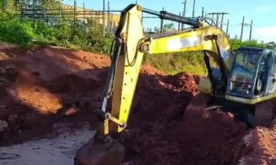 Para a realização de reparo emergencial em uma adutora de grande porte, o fornecimento de água está temporariamente