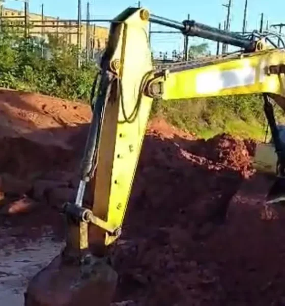 Para a realização de reparo emergencial em uma adutora de grande porte, o fornecimento de água está temporariamente