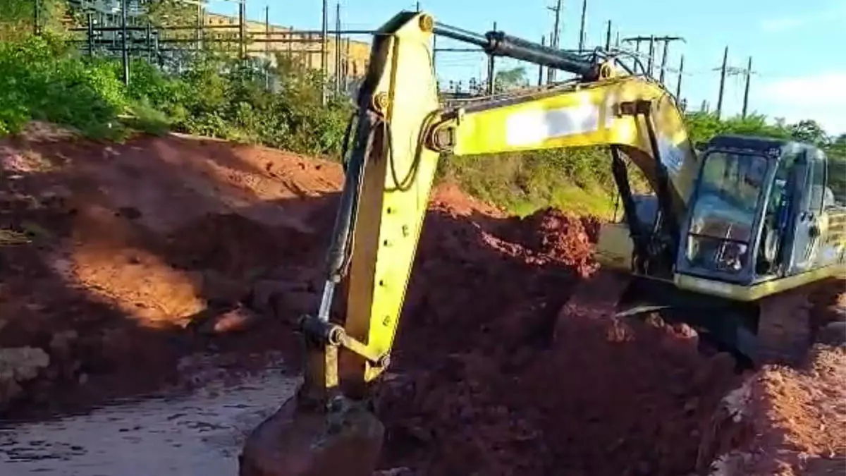 Para a realização de reparo emergencial em uma adutora de grande porte, o fornecimento de água está temporariamente