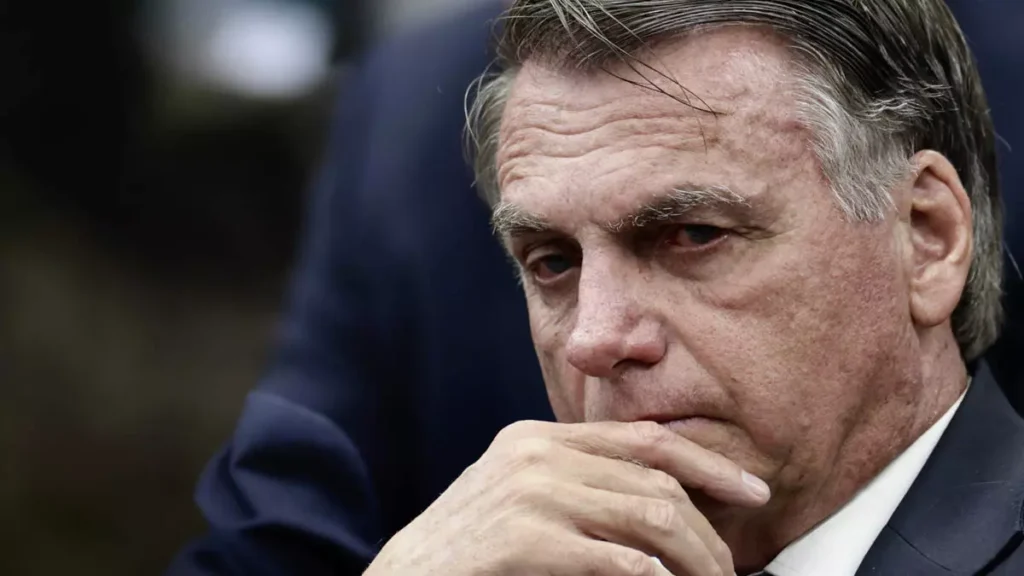 O ministro Alexandre de Moraes, do Supremo Tribunal Federal (STF), negou o pedido para que o ex-presidente Jair Bolsonaro cumpra