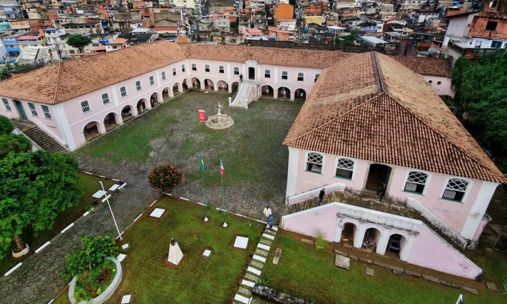 Guardar documentos é, antes de tudo, preservar vidas, histórias e identidades. Com esse compromisso, o Arquivo Público do Estado da Bahia