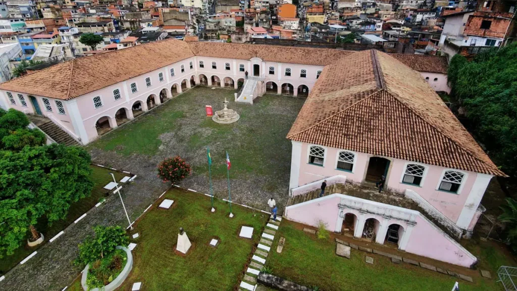 Guardar documentos é, antes de tudo, preservar vidas, histórias e identidades. Com esse compromisso, o Arquivo Público do Estado da Bahia