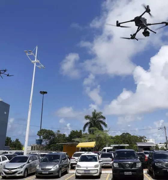 tripuladas — conhecidas como superdrones — às Polícias Militar e Civil. O ato ocorreu em frente ao Centro de Operações e Inteligência (COI),