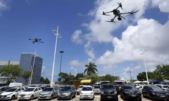 tripuladas — conhecidas como superdrones — às Polícias Militar e Civil. O ato ocorreu em frente ao Centro de Operações e Inteligência (COI),