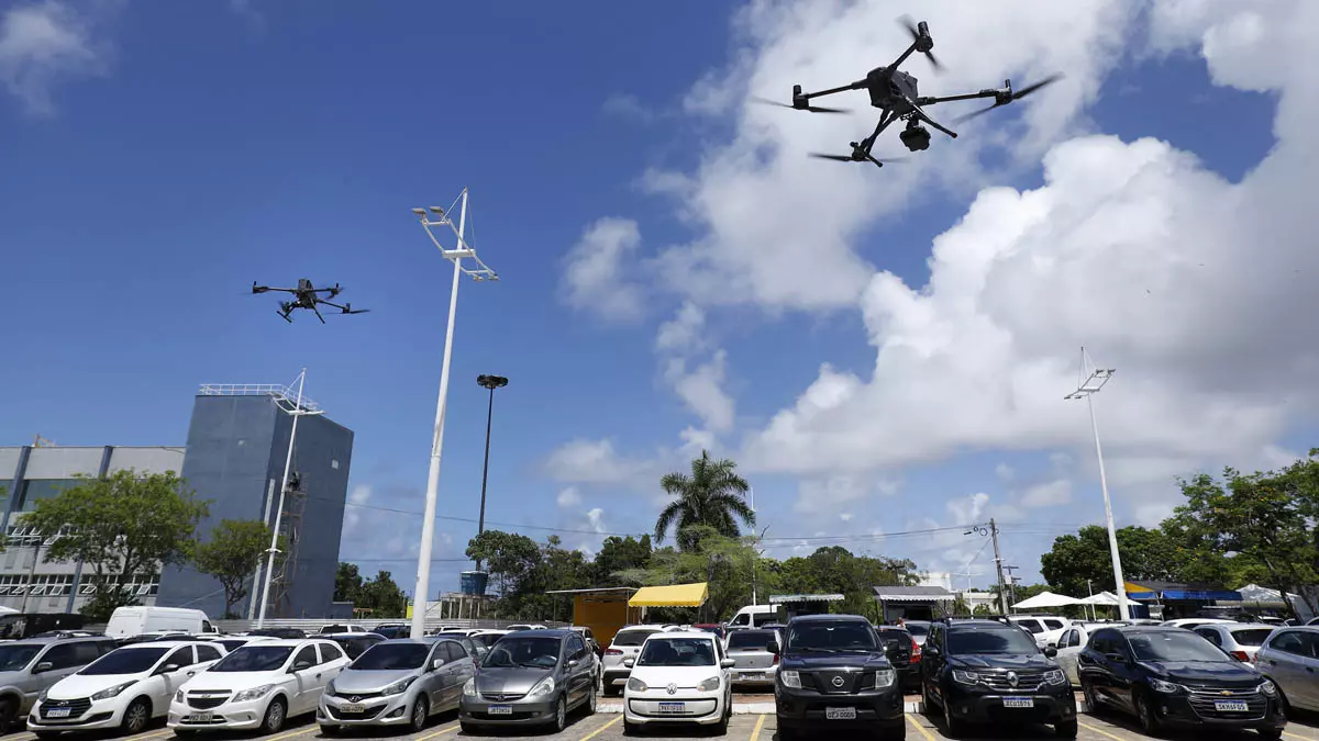 tripuladas — conhecidas como superdrones — às Polícias Militar e Civil. O ato ocorreu em frente ao Centro de Operações e Inteligência (COI),