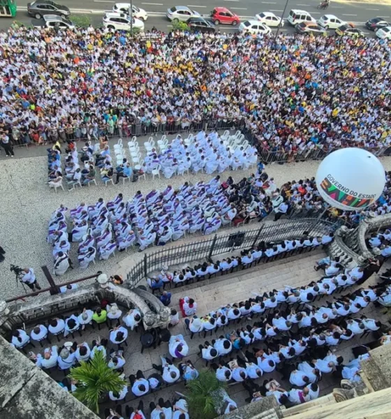 Nossa Senhora das Dores, no Lobato; e da Paróquia Nossa Senhora dos Mares, no Largo dos Mares, a tradicional reuniu cerca de 300 mil fiéis