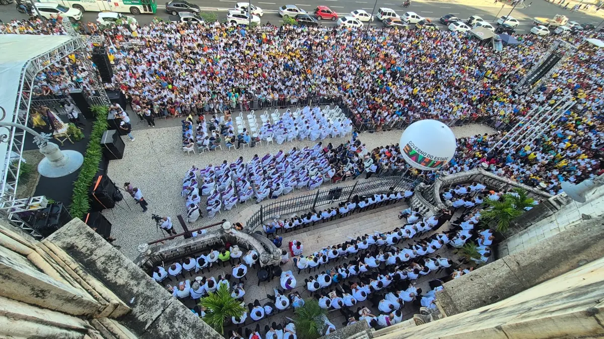 Nossa Senhora das Dores, no Lobato; e da Paróquia Nossa Senhora dos Mares, no Largo dos Mares, a tradicional reuniu cerca de 300 mil fiéis
